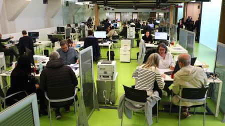 Contribuyentes navarros haciendo la declaración de la Renta en las oficinas de la calle Esquíroz, en Pamplona /