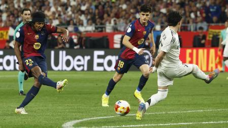 Koundé dispara con la derecha tras robar el balón ante Brahim. Fue el gol que decidió la final de la Copa del Rey /