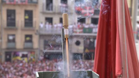 Imagen del cohete que se lanza en el chupinazo desde el balcón del Ayuntamiento de Pamplona