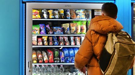 Imagen de archivo de una máquina de vending en un colegio