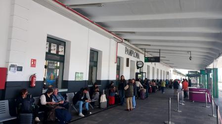 Gente en la estación de Renfe de Pamplona, donde ha sido paralizado el tráfico ferroviario
