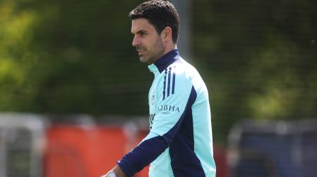 El técnico del Arsenal, Mikel Arteta, dirige el entrenamiento del Arsenal de este lunes, 28 de abril /