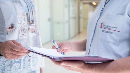 Una enfermera del Servicio Navarro de Salud atiende a un paciente