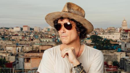 El cantante Enrique Bunbury afirma que llega un punto en la vida de un músico, "cuando te quedan más discos por delante que por detrás", que se afina el tiro respecto a qué proyectos emprender de lo que se ha dejado en el tintero