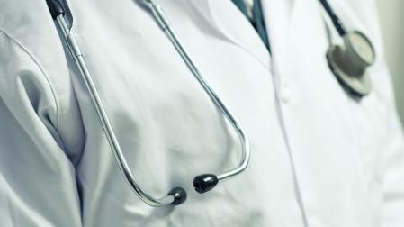 Imagen de un médico con un estetoscopio