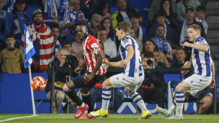 Aihen Muñoz pugna por un balón con Iñaki Williams