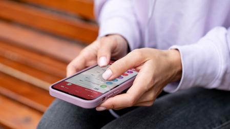 Una mujer, con su teléfono móvil