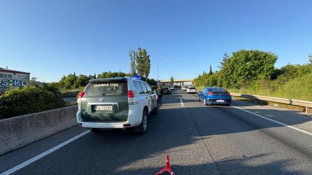 Imagen de un coche de la Guardia Civil, entre las retenciones ocasionadas por al accidente en la Ronda