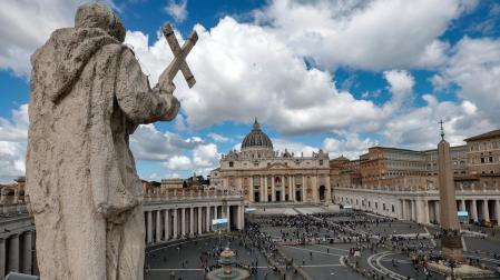 Nubes sobre la Plaza de San Pedro en el segundo día del cónclave, en la Ciudad del Vaticano, este jueves