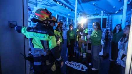 Bomberos y policías realizan labores de socorro en una empresa en Málaga, durante el apagón del 28 de abril