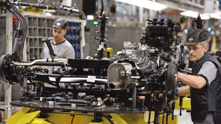 Un trabajador en una fábrica de montaje de Opel en Zaragoza