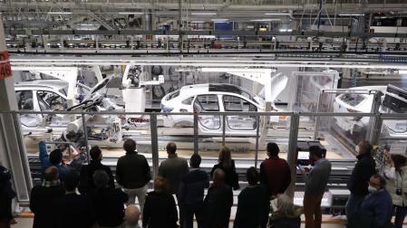 Varios modelos viajan suspendidos en el aire gracias a los gancho acoplados a la cadena de montaje en Volkswagen Navarra