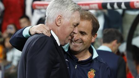 El entrenador del Real Madrid, Carlo Ancelotti (i), saluda al del Mallorca, Jagoba Arrasate, antes del partido de este miércoles en el estadio Santiago Bernabéu