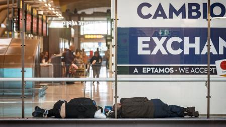 Dos personas duermen en la T4 del Aeropuerto Adolfo Suárez-Madrid Barajas