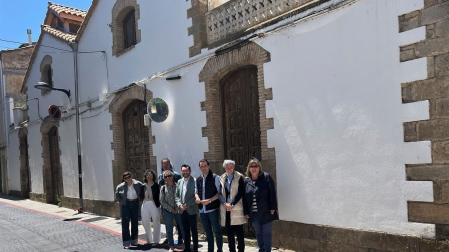 El director general de Administración Local y Despoblación, Jesús María Rodríguez; representantes de las empresas públicas Nasertic y Nasuvinsa-Lursarea; y miembros de la corporación sangüesina con el alcalde a la cabeza, Javier Solozábal, ante el antiguo matadero que acogerá el CIT de Sangüesa