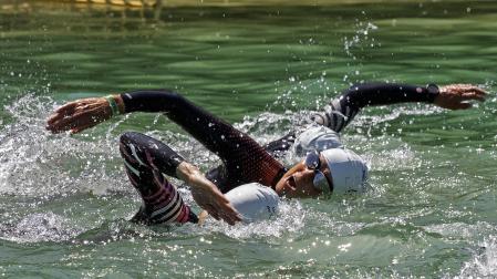 Half Triathlon Pamplona-Iruña. Prueba de natación con un trazado de 1,9 kilómetros en el embalse de Alloz /