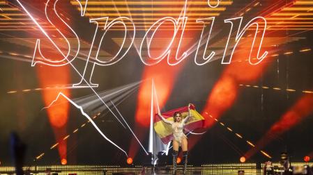 Melody, con la bandera española, en el inicio de la gran final de Eurovisión 2025
