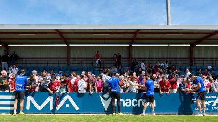 Unos 700 seguidores pertenecientes a las 55 asociaciones de la Grada Social del C.A. Osasuna apoyaron este miércoles, 21 de mayo, al primer equipo durante el entrenamiento en Tajonar /