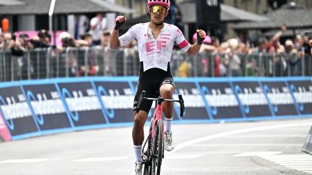 Carapaz celebra el triunfo tras cruzar en primer lugar la meta de Castelnovo ne' Monti, con 10 segundos de ventaja sobre Del Toro /