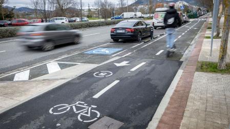 Una persona se desplaza con un patinete eléctrico por el carril bici de Sarriguren