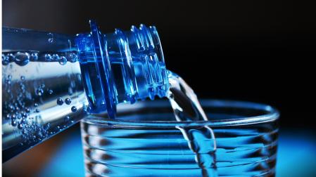 Una botella de agua embotellada