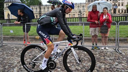 El esloveno Primoz Roglic, a la llegada del comienzo de la etapa