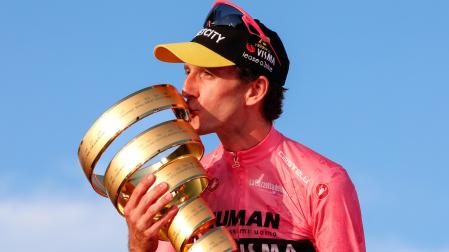 Simon Yates besa el trofeo de ganador del Giro de Italia 2025