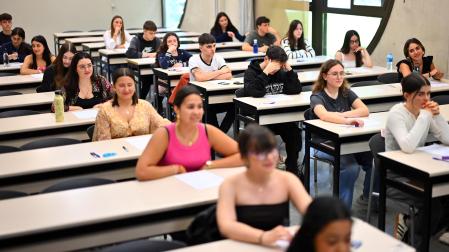 Fotos del inicio de la Prueba de Acceso a la Universidad (PAU) en los campus de Pamplona y Tudela de la UPNA.