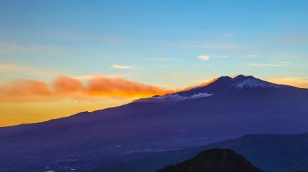 El Etna está considerado uno de los volcanes más activos de Europa y entra en erupción varias veces al año