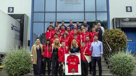 El equipo de fútbol inclusivo navarro, Osasuna Genuine, visita las instalaciones de su principal patrocinador.
