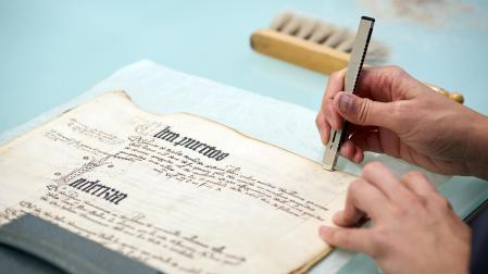 Fotos de la visita guiada al taller de restauración de documentos medievales en el Archivo de Navarra.