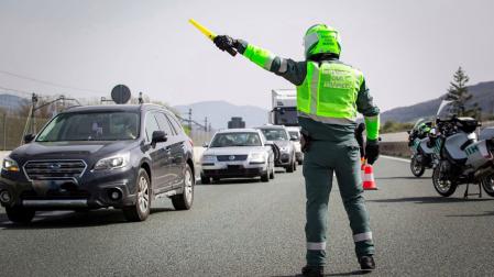 Imagen de archivo de un agente de tráfico de la Guardia Civil