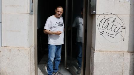 El exministro José Luis Ábalos realiza declaraciones a los medios de comunicación este martes, tras el registro por agentes de la Unidad Central Operativa (UCO) de la Guardia Civil de su vivienda en València