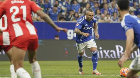 Santi Cazorla se dispone a lanzar la falta que puso el definitivo 1-1 en el marcador /