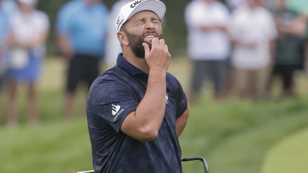Jon Rahm, pensativo tras un golpe en la segunda jornada del Abierto de EE UU /