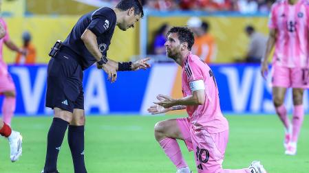 El colegiado australiano Alireza Faghani conversa con Leo Messi durante el Al Ahly-Inter Miami que inauguró el Mundial de Clubes FIFA /