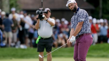 Jon Rahm observa un golpe durante la tercera jornada del Abierto de EE UU /