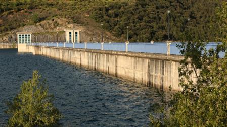 Los embalses de Navarra registran un descenso en su reserva de agua, pero rozan el 90%. En la imagen, vista de Itoiz el pasado mes de mayo