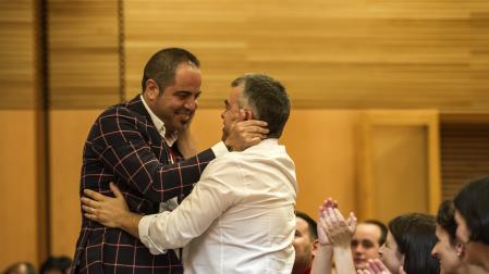 Santos Cerdán felicita a Ramón Alzórriz, nombrado secretario de Organización por María Chivite en el congreso del PSN de julio de 2017