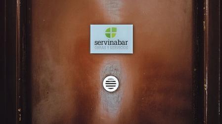 Puerta de la empresa Servinabar 2000, en un inmueble de la calle San Nicolás de Pamplona