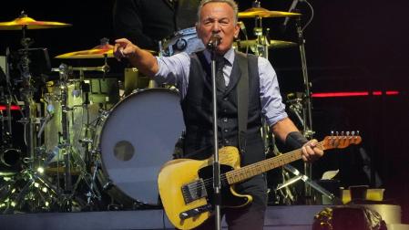 Bruce Springsteen actúa durante su concierto en el Reale Arena, este 21 de junio de 2025, en San Sebastián./
