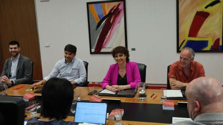 Ainhoa Unzu, nueva portavoz parlamentaria del PSN, sentada entre Adolfo Araiz ( a su izquierda) y Pablo Azcona (Geroa Bai) y Carlos Guzán (Contigo Navarra).