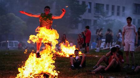 Color, fuego, luz, alegría en las hogueras de San Juan en la mágica noche celebrada del lunes 23 de junio al martes 24 en varias localidades navarras /