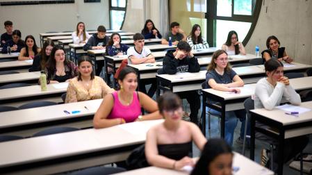 Estudiantes examinándose de la Prueba de Acceso a la Universidad (PAU), el pasado 3 de junio en el aulario de la UPNA en Pamplona.