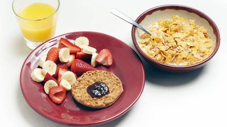 Desayuno saludable: fruta, tostada de pan y cereales con leche