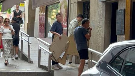 Agentes de la UCO con cajas se dirigen a la sede de Servinabar el pasado 10 de junio para iniciar el registro.