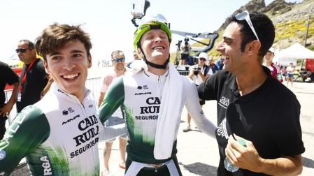 Abel Balderstone, del equipo navarro Caja Rural-Seguros RGA, celebra el triunfo