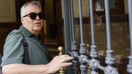 Santos Cerdán, fotografiado en la puerta de su casa de Madrid tras presentar su dimisión