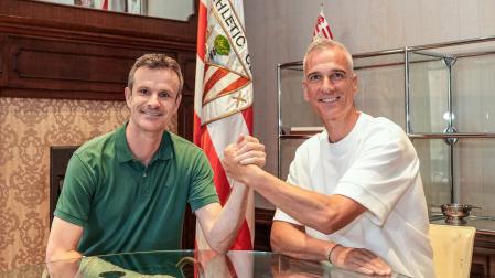 El presidente del Athletic Club, Jon Uriarte, junto al nuevo entrenador del Athletic Club femenino, Javi Lerga