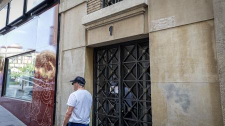 La sede de Servinabar en la calle San Nicolás de Pamplona ha retirado el cartel de su puerta, tal y como se ve en esta imagen de ayer